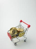 o bitcoin e outro token no carrinho de compras para o conceito de criptomoeda ou tecnologia foto
