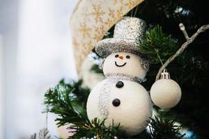 árvore de natal com decoração de boneco de neve - conceito de celebração de natal de ano novo foto