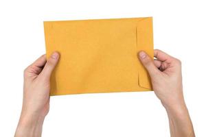 mãos segurando um envelope isolado no fundo branco. foto