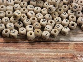 alfabetos no cubo de madeira para o conceito de educação ou comunicação foto