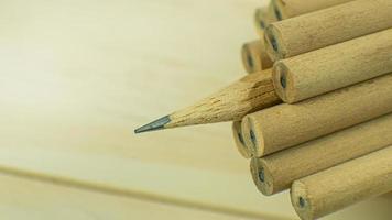 os lápis de madeira na mesa de madeira para conteúdo de fundo. foto