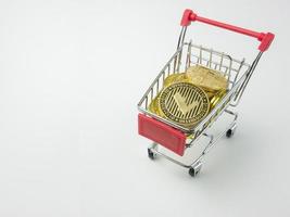 a única moeda no carrinho de compras para criptomoeda ou conceito de tecnologia foto