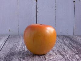 maçã na mesa de madeira para o conceito de comida ou saúde foto
