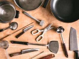 utensílios de cozinha no fundo da mesa de madeira. foto