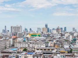 vista de bangkok contemporânea com arranha-céus .bangkok é a capital da tailândia e é um destino turístico popular. foto