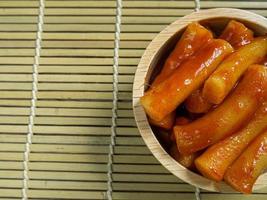 tteokbokki ou imagem de vista superior de comida de coreia de bolo de arroz quente e picante. foto