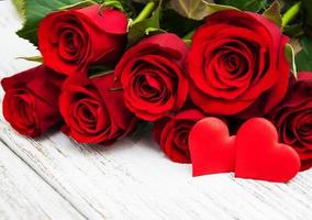 rosas vermelhas e corações foto