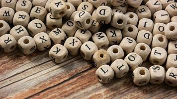 alfabetos no cubo de madeira para o conceito de educação ou comunicação foto