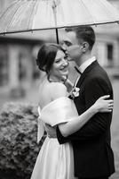 jovem casal noiva e noivo em um vestido curto branco foto