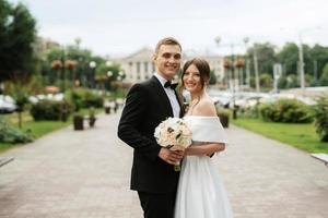 jovem casal noiva e noivo em um vestido curto branco foto