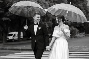 jovem casal noiva e noivo em um vestido curto branco foto