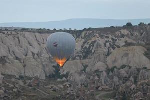 balão de ar quente nos vales da capadócia foto