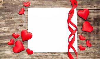 cartão com corações vermelhos foto