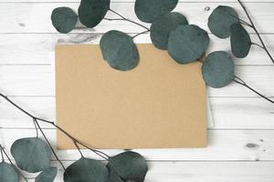 maquete para uma carta ou um convite de casamento com folhas de ramos de eucalipto.