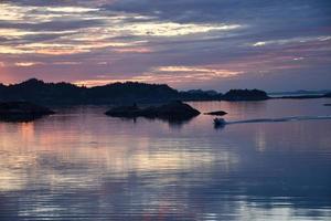 pôr do sol sobre a vila de pescadores noruegueses no verão 7 foto