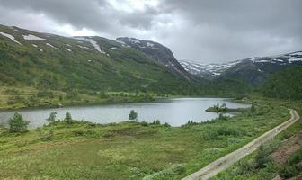 uma vista sobre um vale verde na noruega de rallarvegen bike road 2 foto