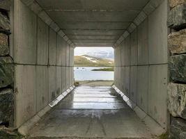 vale da montanha visto através de um pequeno túnel na noruega foto