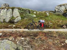 uma bicicleta de cicloturismo com bagagem na famosa estrada de ciclismo rallarvegen foto