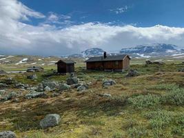 estrada de ciclismo rallarvegen na noruega no verão com vista para uma cabana de madeira foto