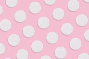 arte criativa feita com padrão de biscoitos em fundo rosa pastel foto