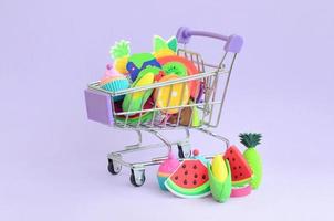 comprando alimentos dietéticos e frutas online. carrinho de compras foto