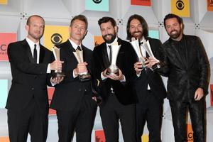 las vegas, 3 de abril - whit sellers, trevor rosen, matthew ramsey, brad tursi, geoff sprung, old dominion na 51st academy of country music awards no mgm grand garden arena em 3 de abril de 2016 foto