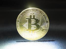 moeda de ouro btc na iluminação, closeup de criptomoeda bitcoin foto