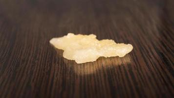 pedaços dourados de extrato de cannabis com alto teor de thc foto