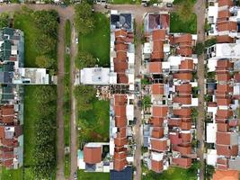 jacarta, leste de java-indonésia, 27 de maio de 2021 - vista aérea, processo de fundição usando readymix. jacarta-indonésia, 27 de maio de 2021 - vista aérea, panorama residencial foto