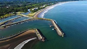ciamis, oeste de java-indonésia, 12 de maio de 2022 - bela vista aérea panorâmica da praia de pangandaran. foto