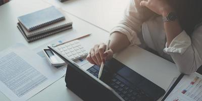 empresária usando teclado de computador portátil no escritório. foto