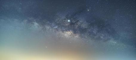 o centro da via láctea, com vista para a nebulosa da lagoa, nebulosa trifid foto