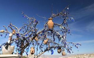 árvore de contas de mau-olhado no vale dos pombos, capadócia, nevsehir, turquia foto