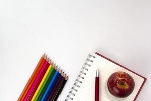elementos de educação criativa no backgroup branco, usado no conceito de volta à escola. vista superior de lápis multicoloridos e material de estudo para crianças aprendendo design de pôster foto