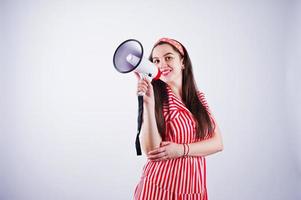 retrato de uma jovem mulher bonita de vestido vermelho falando no megafone. foto