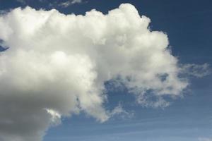 nuvens no céu. condições do tempo. atmosfera no verão. foto