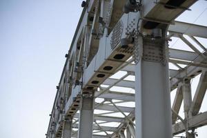 suportes de ponte de aço. ponte ferroviária está em detalhes. foto