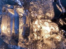 a forma do cubo de gelo foi ajustada para adicionar cor, isso ajudará a refrescar e fazer você se sentir bem. foto