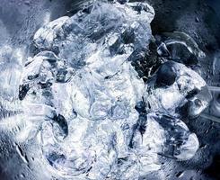 cubos de gelo parecem frescos no fundo dos dias quentes foto