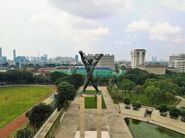 jacarta, indonésia, 19 de maio de 2022 - bela vista aérea - prédio de escritórios, monumento lapangannn bantennng. foto