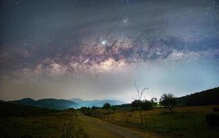 via láctea e estradas rurais. reservatório khlong din daeng nakhon si thammarat foto