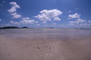 grande angular de praia diurna. praia sairee, março de 2019. nuvens brancas fofas e céu azul. foto