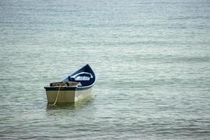 pequenos barcos estacionam à beira-mar. pequenos barcos perto da praia. praia arenosa na praia de sairee, província de chumphon foto