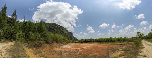 a lagoa está seca até você ver o chão. durante a estação seca foto