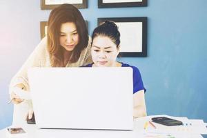 duas mulheres de negócios estão trabalhando com computador no escritório foto