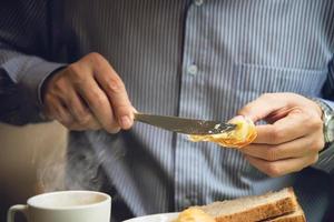 homem de negócios come o café da manhã americano em um hotel - as pessoas tomam um café da manhã no conceito de hotel foto