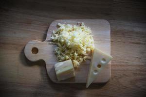 belos queijos na cozinha - conceito de preparação de comida de queijo foto