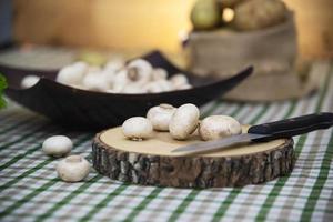 vegetais de cogumelos champignon frescos na cozinha - conceito de cozimento de vegetais de cogumelos frescos foto