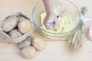 preparação de purê de batata foto