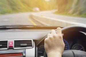 homem dirigindo carro com uma mão foto